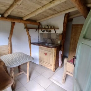 Gite La Comte Hobbit La Cuisine et Table
