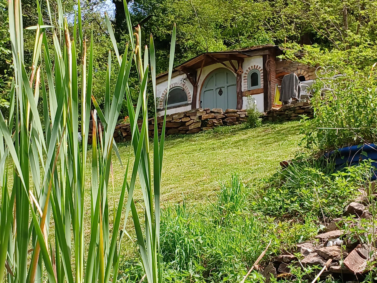 Gite La Comte Hobbit La Maison et Jardin